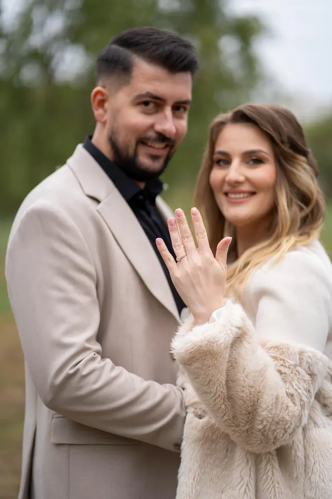 Mireasa își arată verigheta, alături de mire