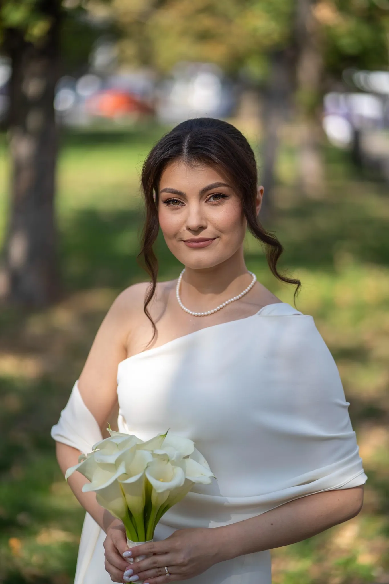 Mireasa cu colier de perle și buchet de cale, la cununia civilă