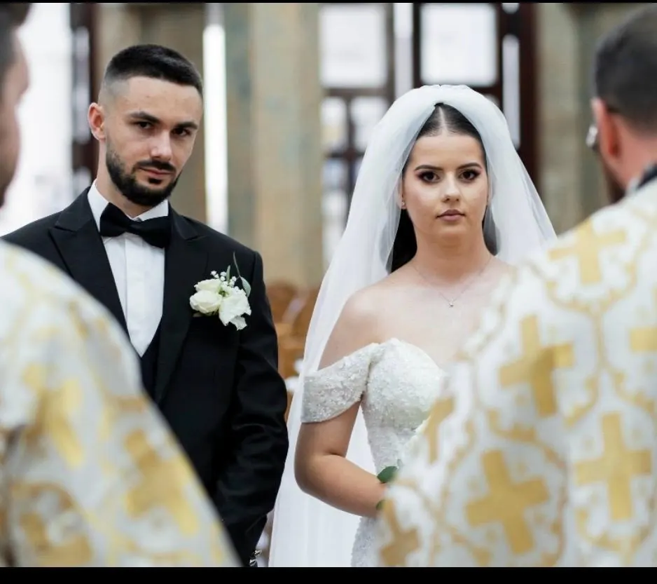 Mirii la altar, în timpul cununiei religioase