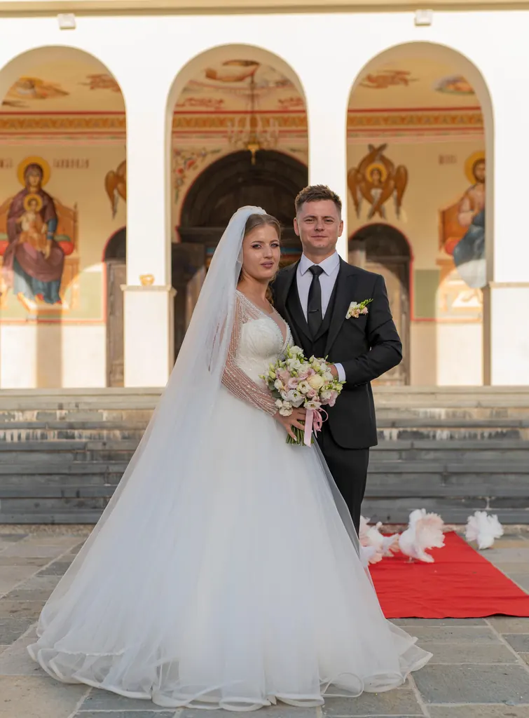 Mirii în fața bisericii pictate, pe covorul roșu