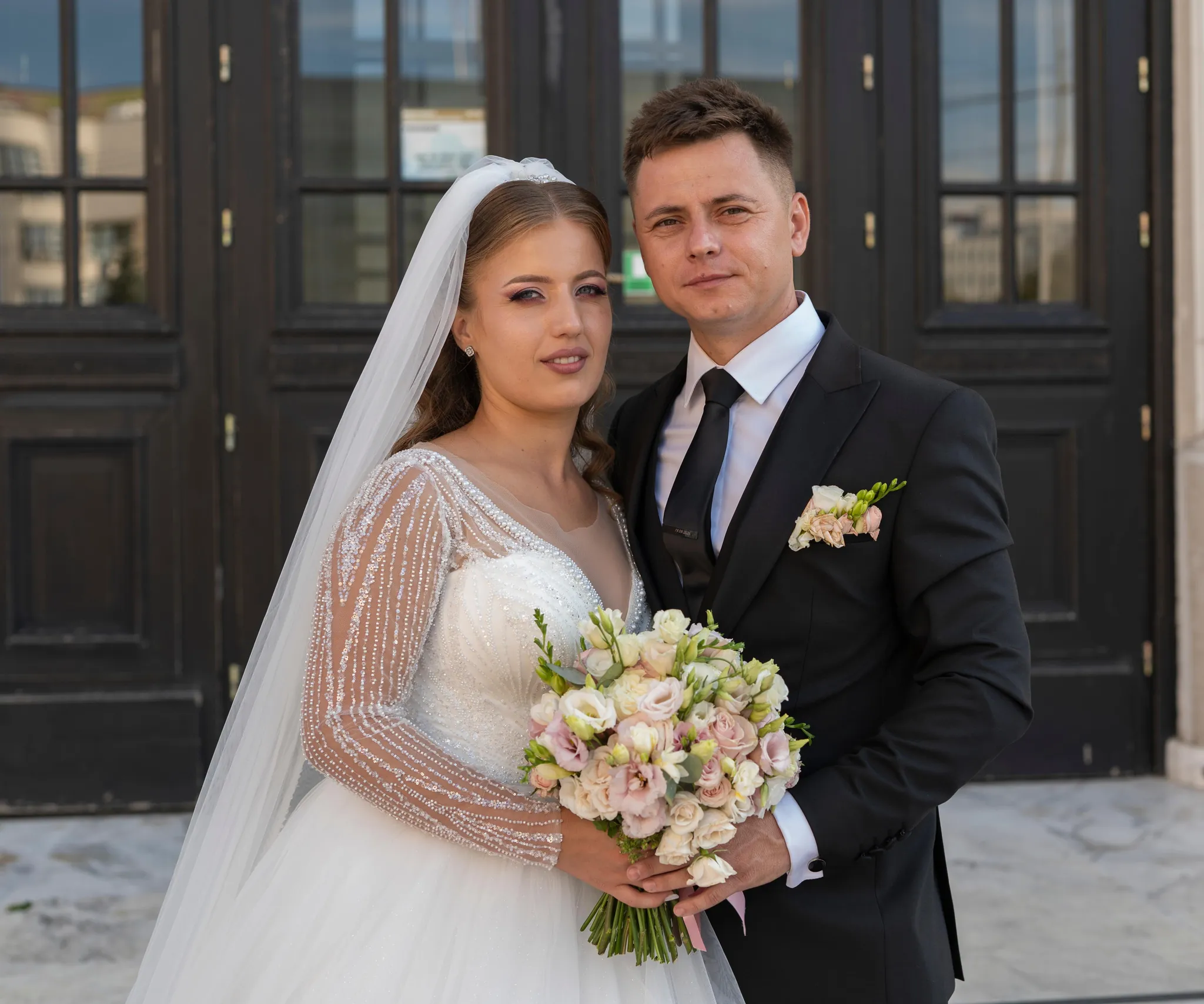 Mirii în fața bisericii, în ziua nunții
